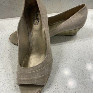 COACH and Four Women's Wedge Peep Toe Espadrille Shoes Beige/Khaki/Tan Size 9